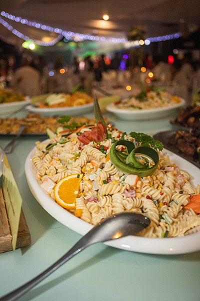 Buffet traiteur copieux pour réception à La Réunion
